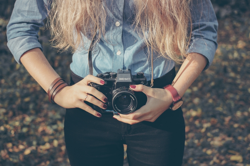 photographe-ST LAURENT DU VAR-min_hand-person-girl-woman-camera-photography-614-pxhere.com