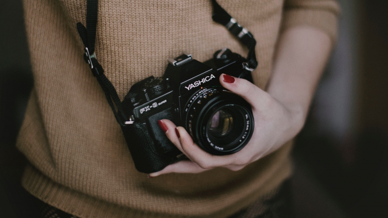 photographe-ST LAURENT DU VAR-min_woman-camera-photography-photographer-slr-dslr-319-pxhere.com